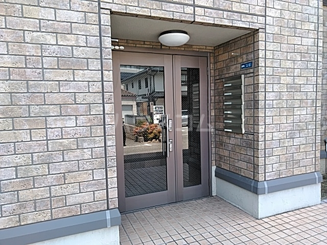 27/30 エントランス