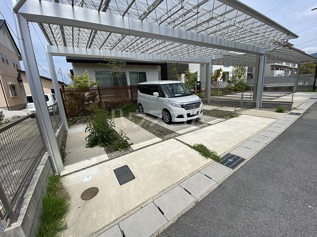 28/30 駐車場