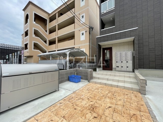 19/27 エントランス