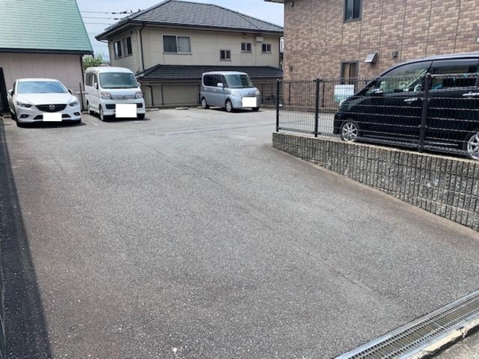 15/15 駐車場