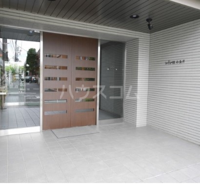 27/30 エントランス