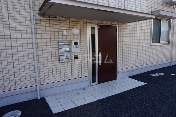 16/23 エントランス