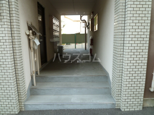 16/23 エントランス