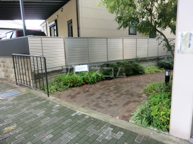 22/23 エントランス