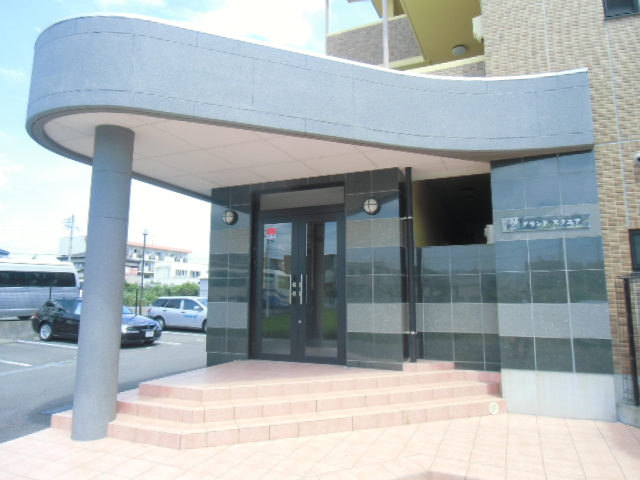 25/26 エントランス