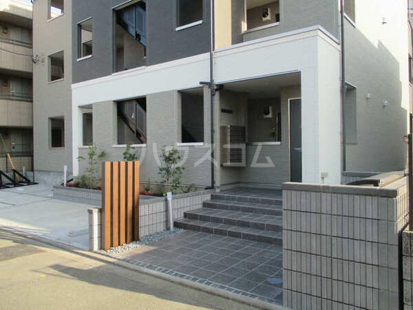 26/30 エントランス