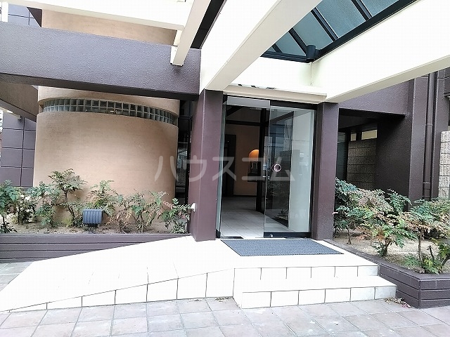 27/30 エントランス