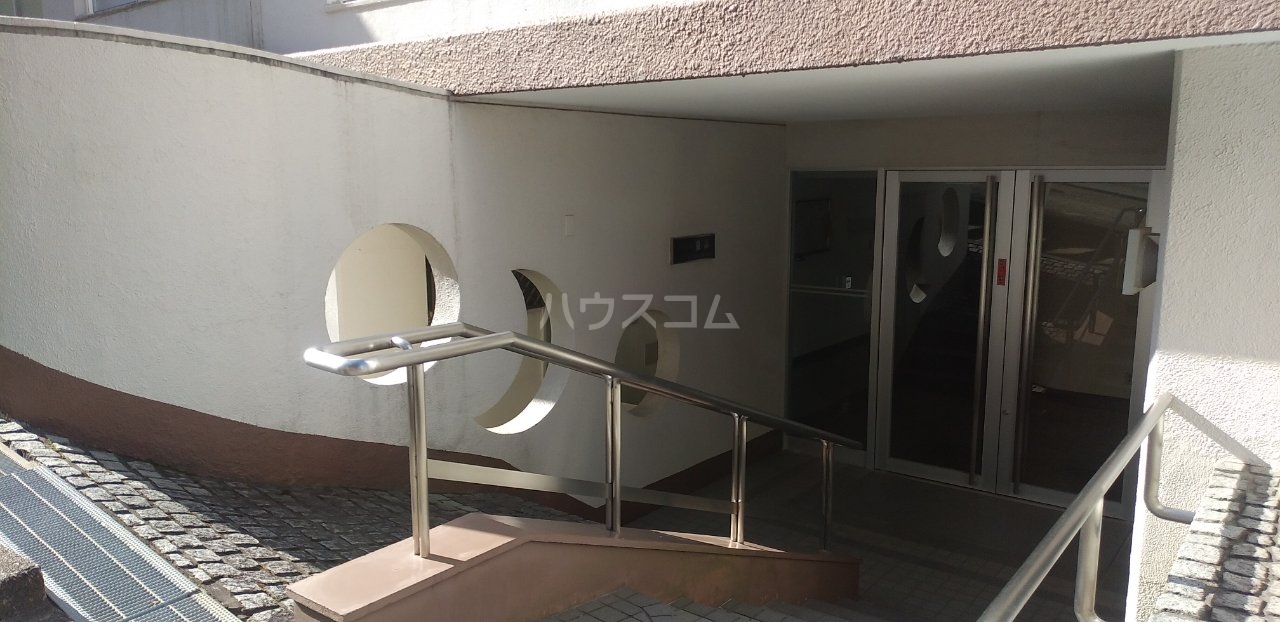 22/27 エントランス