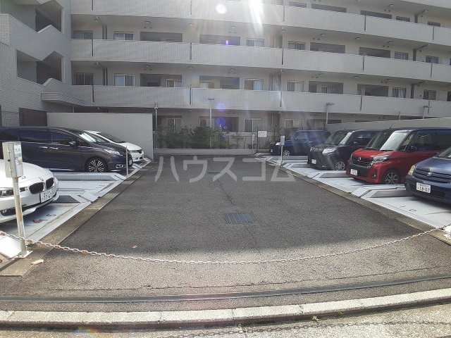 27/30 駐車場