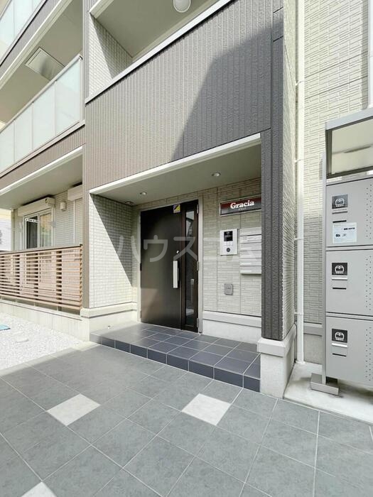 24/30 エントランス