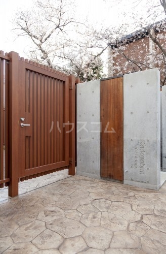 23/28 エントランス