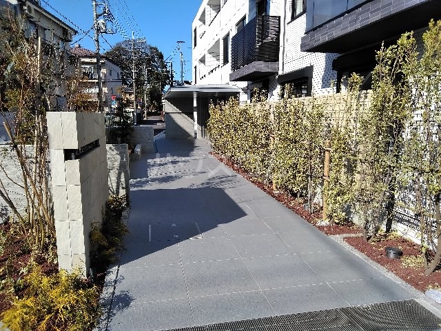 27/30 エントランス