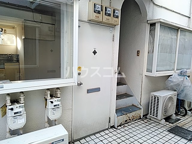 23/30 エントランス