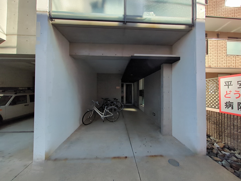 18/23 エントランス