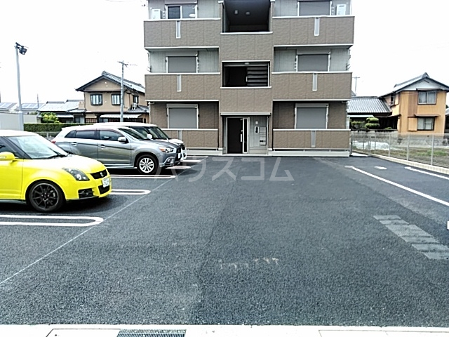 18/28 駐車場