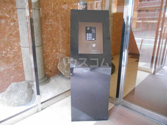 27/30 エントランス