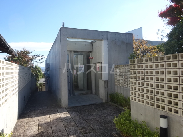 26/30 エントランス