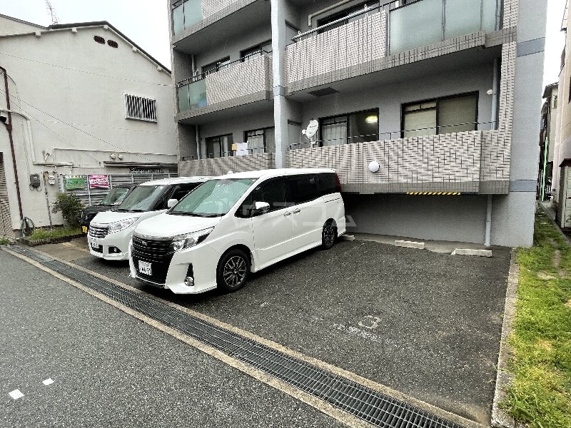 28/30 駐車場