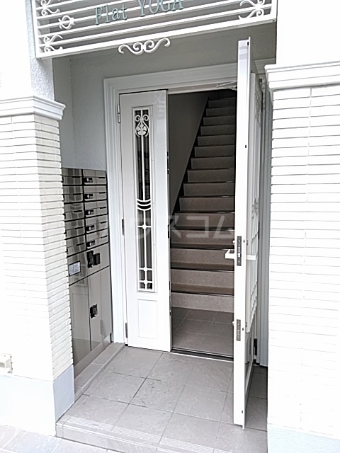 27/30 エントランス