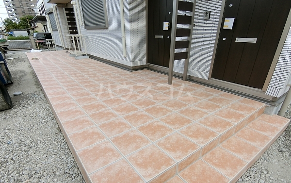 23/27 エントランス