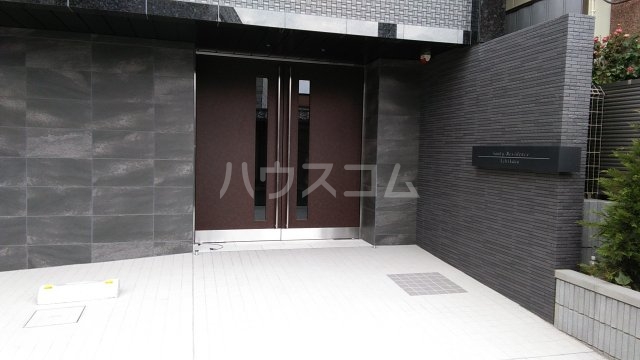 27/30 エントランス