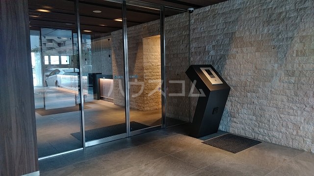 27/30 エントランス