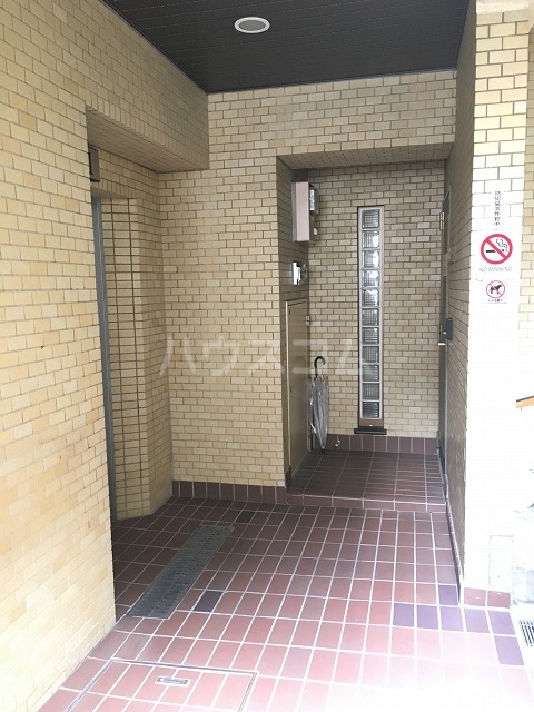 22/27 エントランス