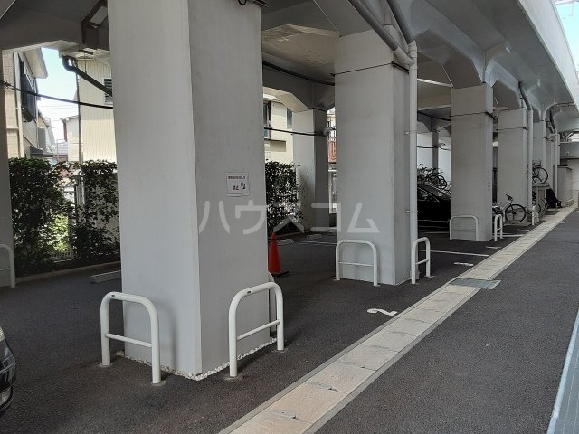 27/30 駐車場