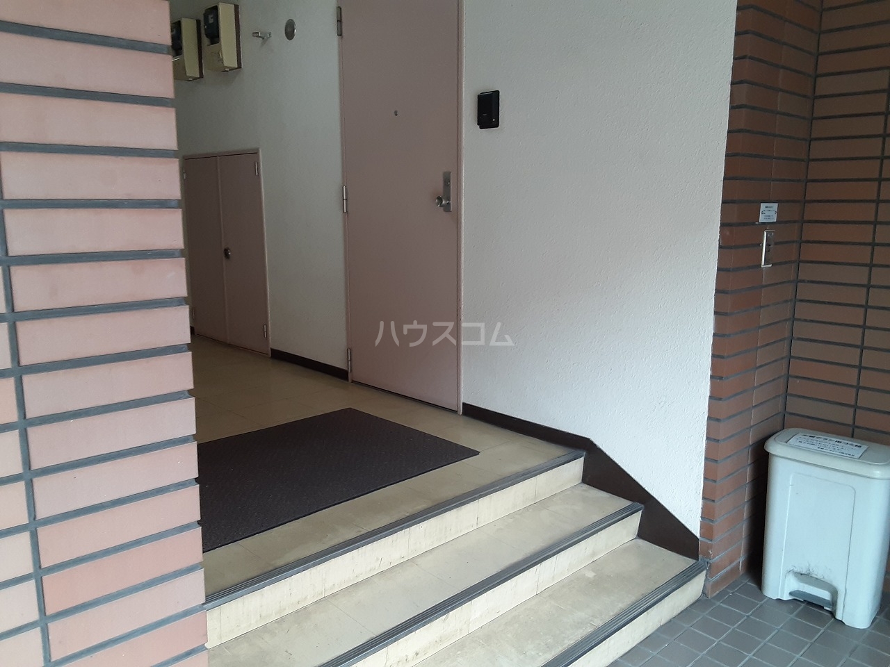 26/30 エントランス