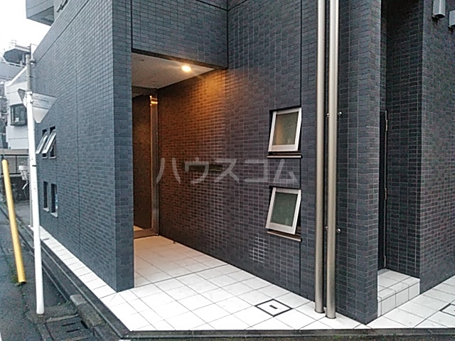 23/27 エントランス