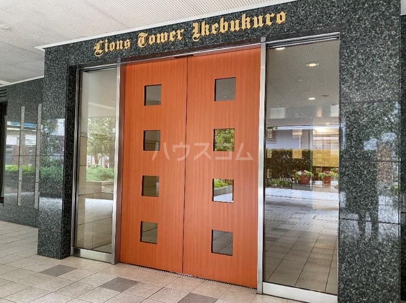 27/30 エントランス