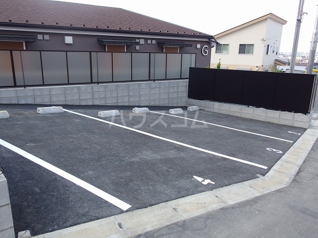 27/30 駐車場