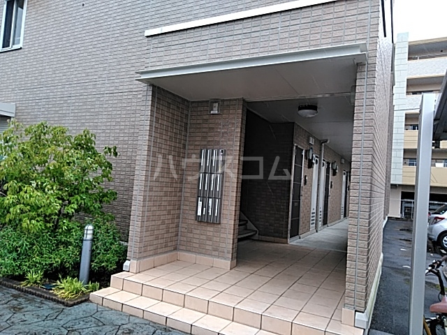 28/30 エントランス