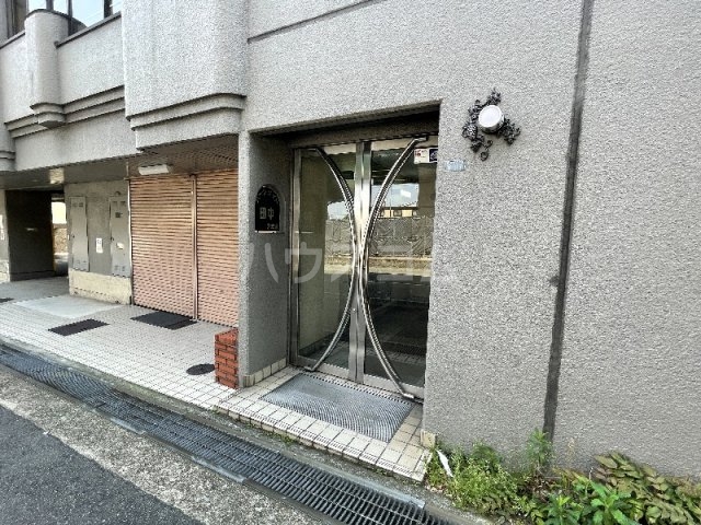 27/30 エントランス