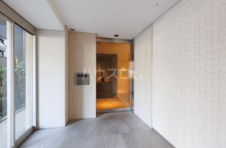 16/16 エントランス