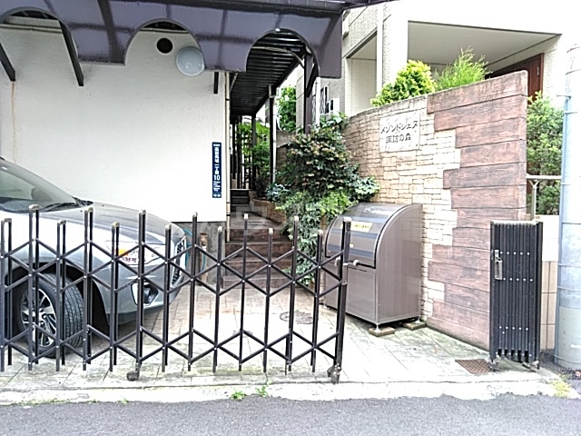 24/25 エントランス