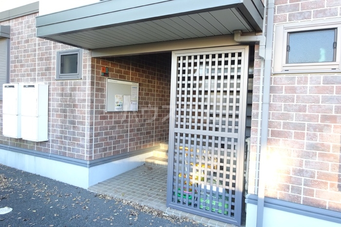 16/23 エントランス