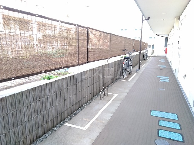 27/30 エントランス