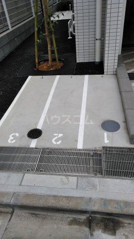 27/30 駐車場