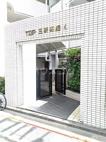 24/30 エントランス