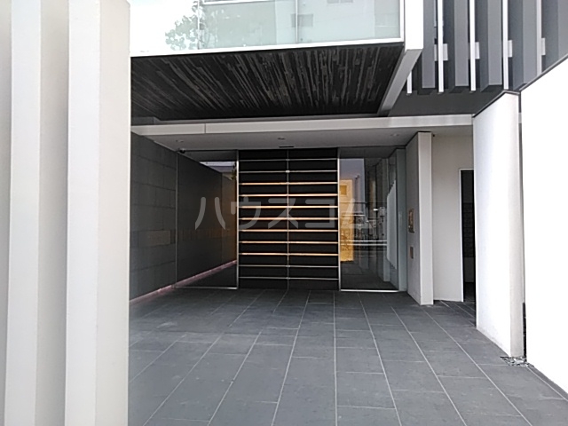 27/30 エントランス