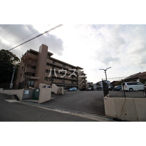 16/23 エントランス