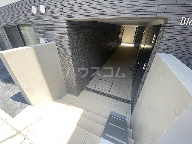 27/30 エントランス