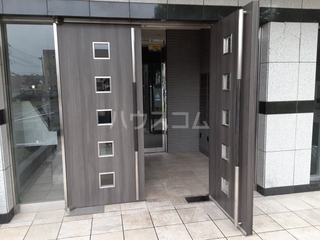 27/30 エントランス