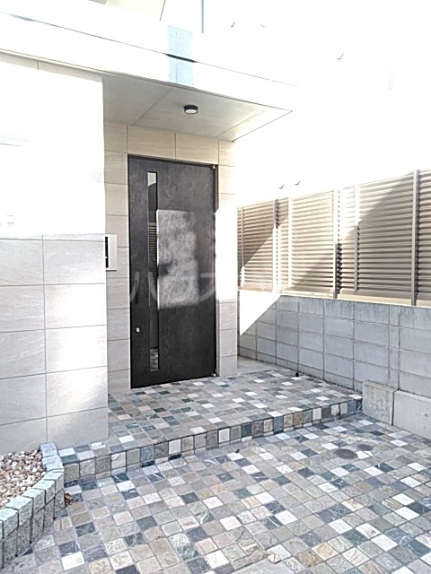 27/30 エントランス