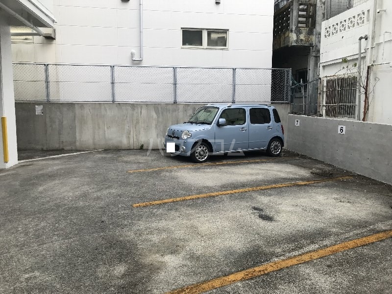 神里アパート駐車場