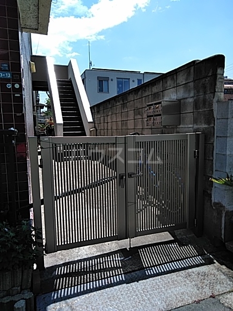 23/30 エントランス