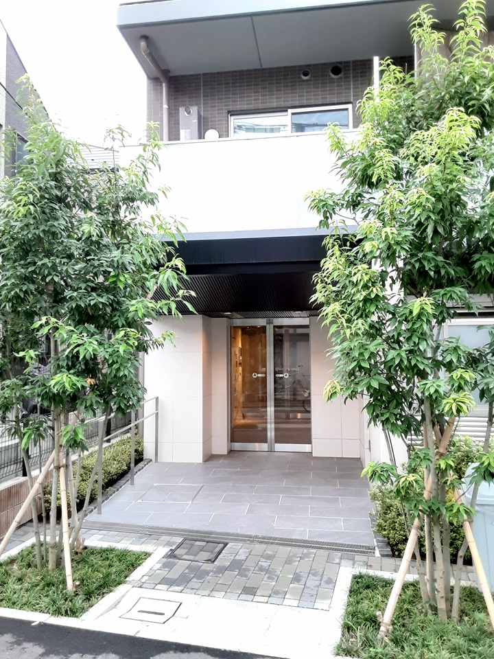 28/30 エントランス