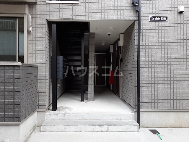 18/25 エントランス