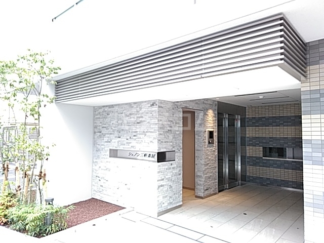 28/30 エントランス